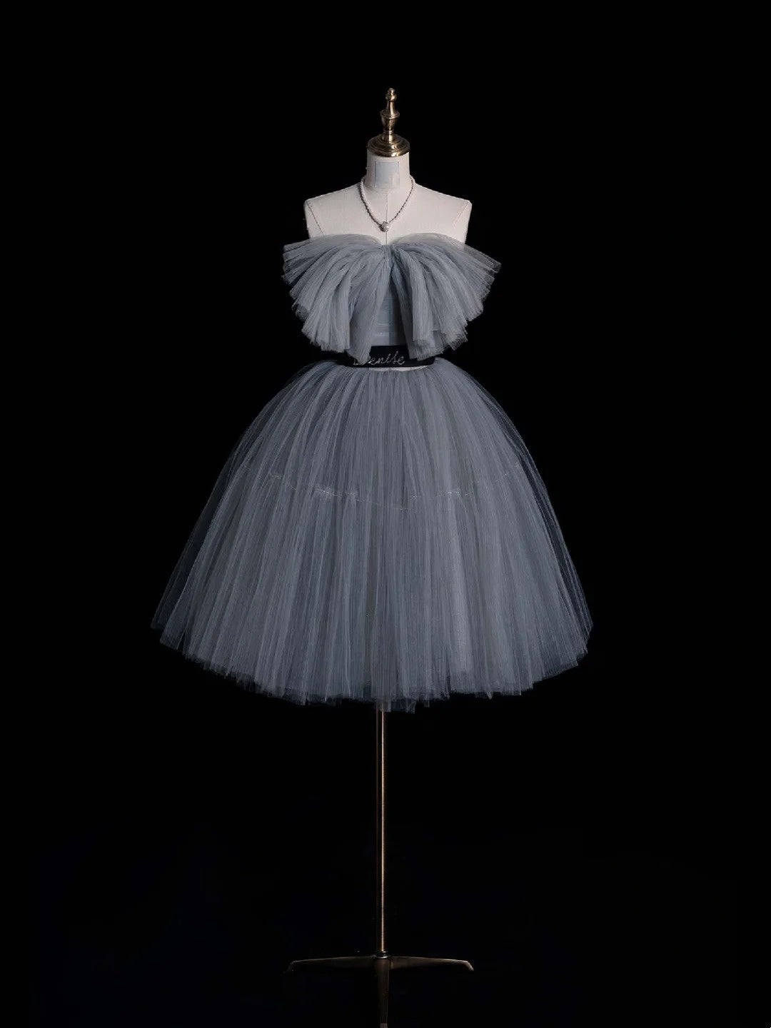 Einfaches, trägerloses, kurzes Ballkleid aus silbergrauem Tüll, ideal für den 16. Geburtstag, den Abschlussball der Mittelschule oder als Cocktailkleid (Modell N954)