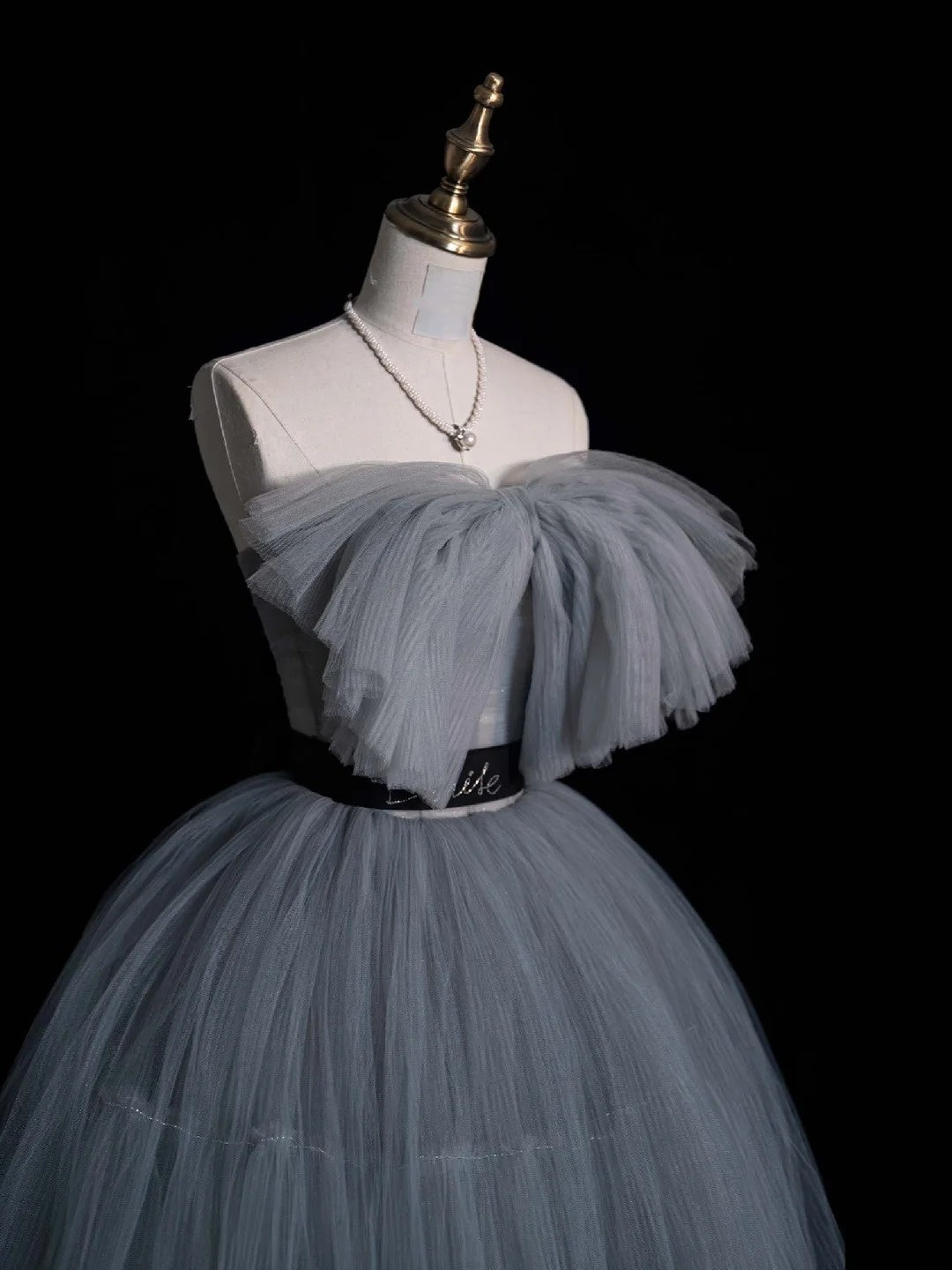 Einfaches, trägerloses, kurzes Ballkleid aus silbergrauem Tüll, ideal für den 16. Geburtstag, den Abschlussball der Mittelschule oder als Cocktailkleid (Modell N954)