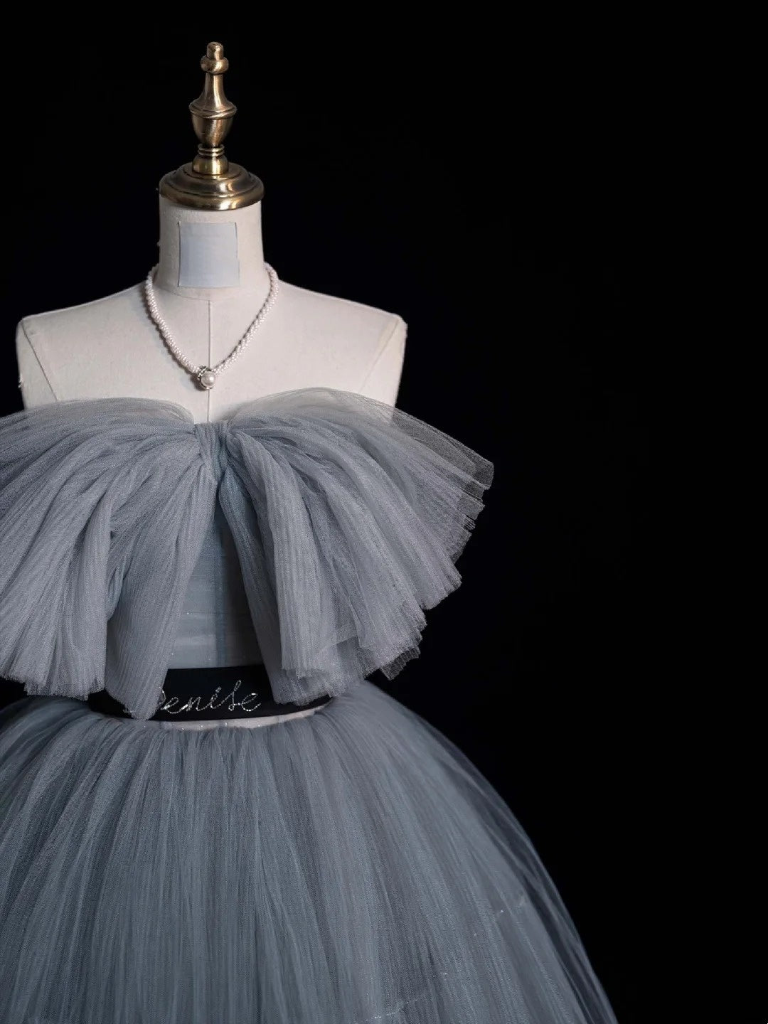 Einfaches, trägerloses, kurzes Ballkleid aus silbergrauem Tüll, ideal für den 16. Geburtstag, den Abschlussball der Mittelschule oder als Cocktailkleid (Modell N954)
