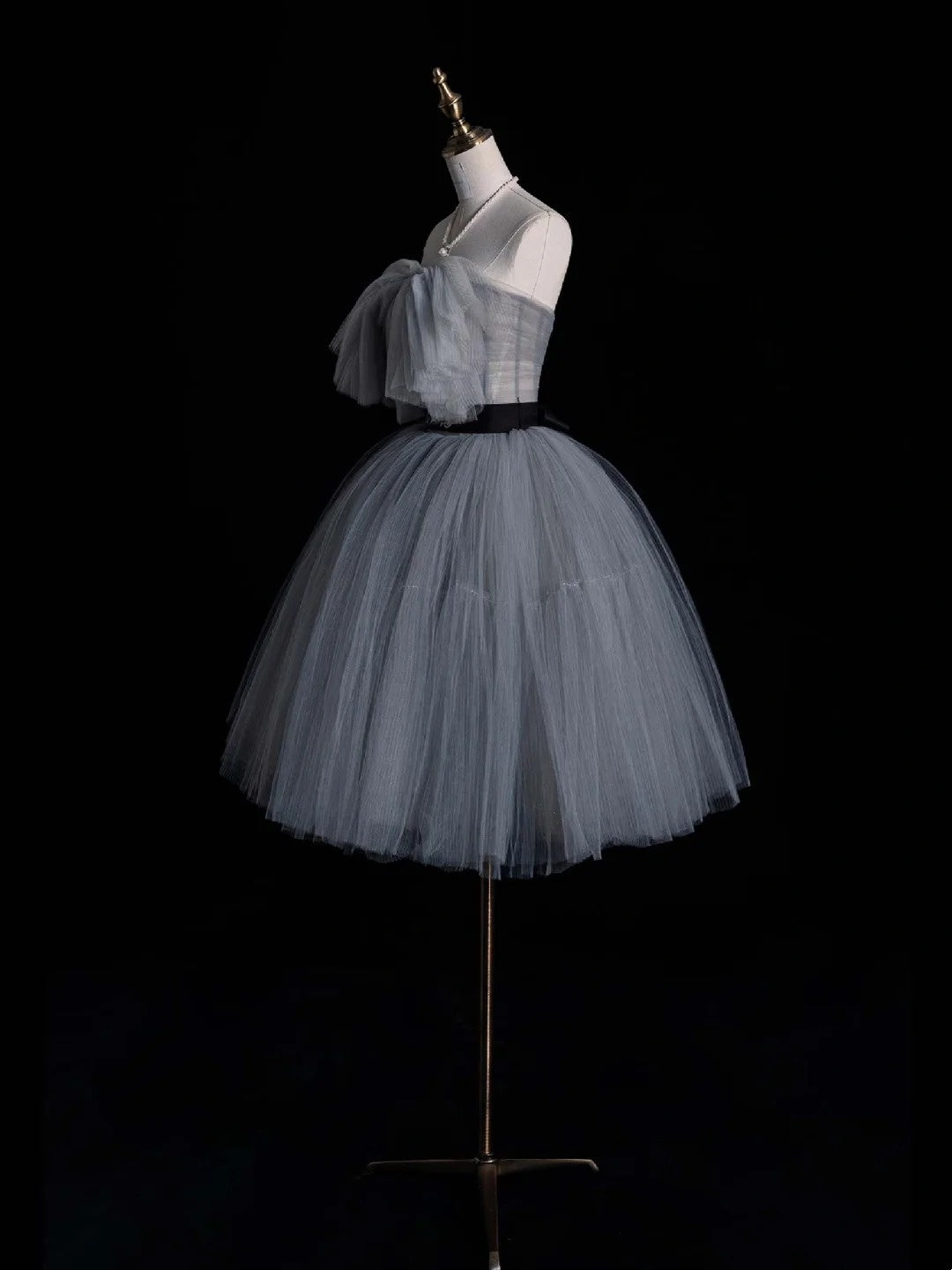 Einfaches, trägerloses, kurzes Ballkleid aus silbergrauem Tüll, ideal für den 16. Geburtstag, den Abschlussball der Mittelschule oder als Cocktailkleid (Modell N954)