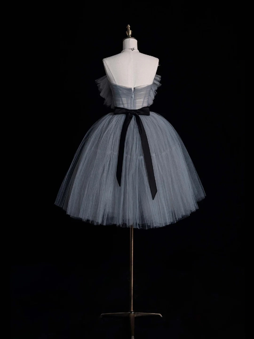 Einfaches, trägerloses, kurzes Ballkleid aus silbergrauem Tüll, ideal für den 16. Geburtstag, den Abschlussball der Mittelschule oder als Cocktailkleid (Modell N954)