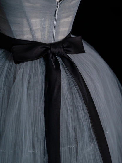 Einfaches, trägerloses, kurzes Ballkleid aus silbergrauem Tüll, ideal für den 16. Geburtstag, den Abschlussball der Mittelschule oder als Cocktailkleid (Modell N954)