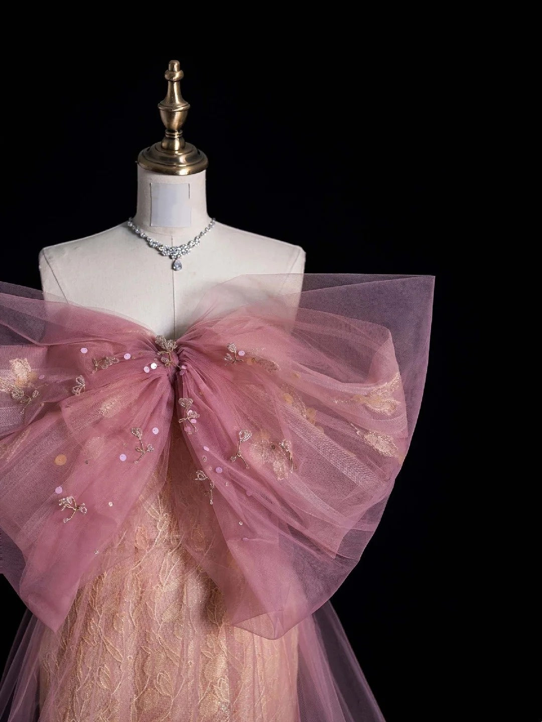 Retro-Etuikleid mit herzförmigem Ausschnitt, rosa Spitze und Tüll mit Schleife, ideal für Partys, Abschlussbälle und festliche Anlässe. N958