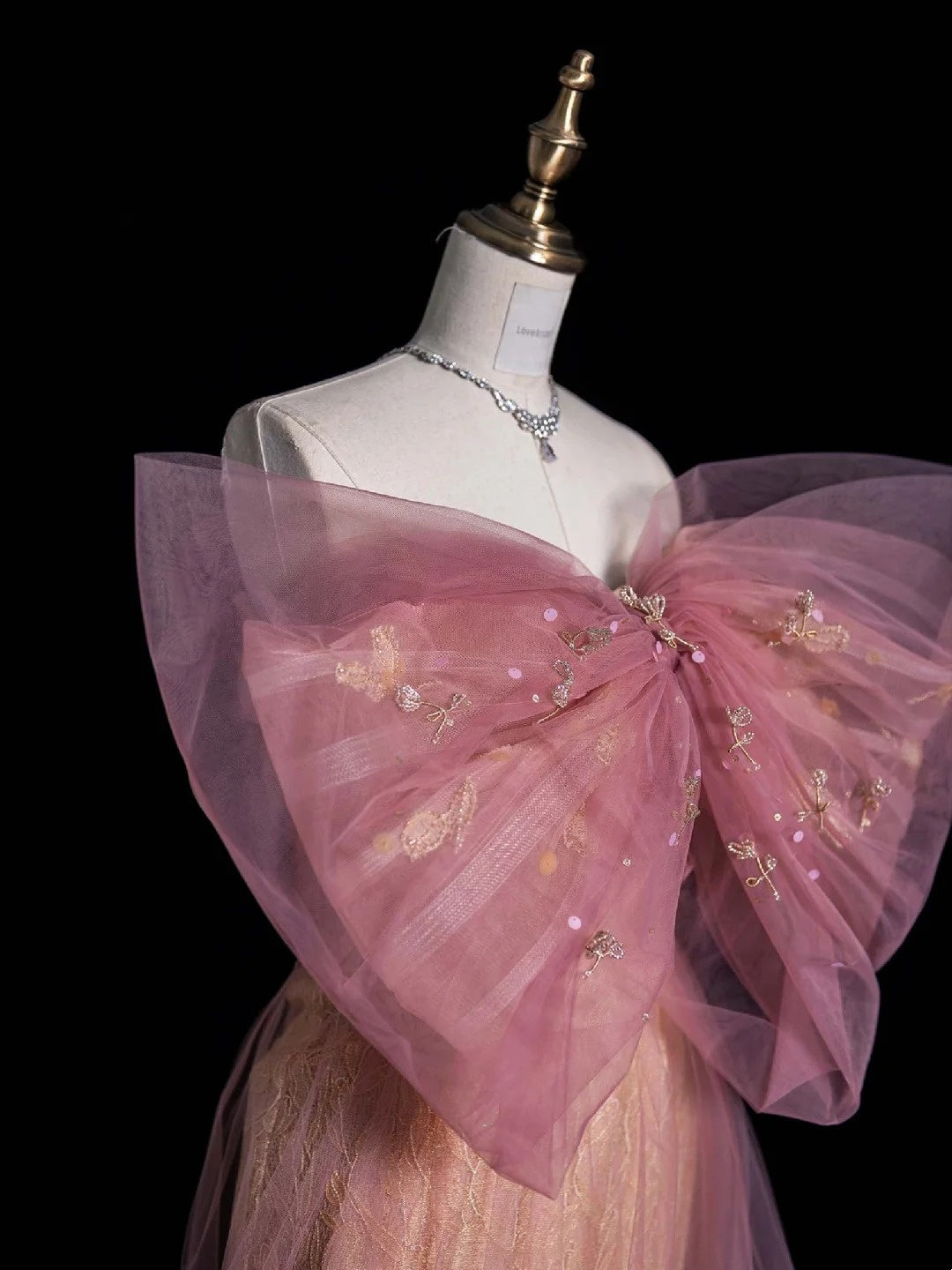 Retro-Etuikleid mit herzförmigem Ausschnitt, rosa Spitze und Tüll mit Schleife, ideal für Partys, Abschlussbälle und festliche Anlässe. N958