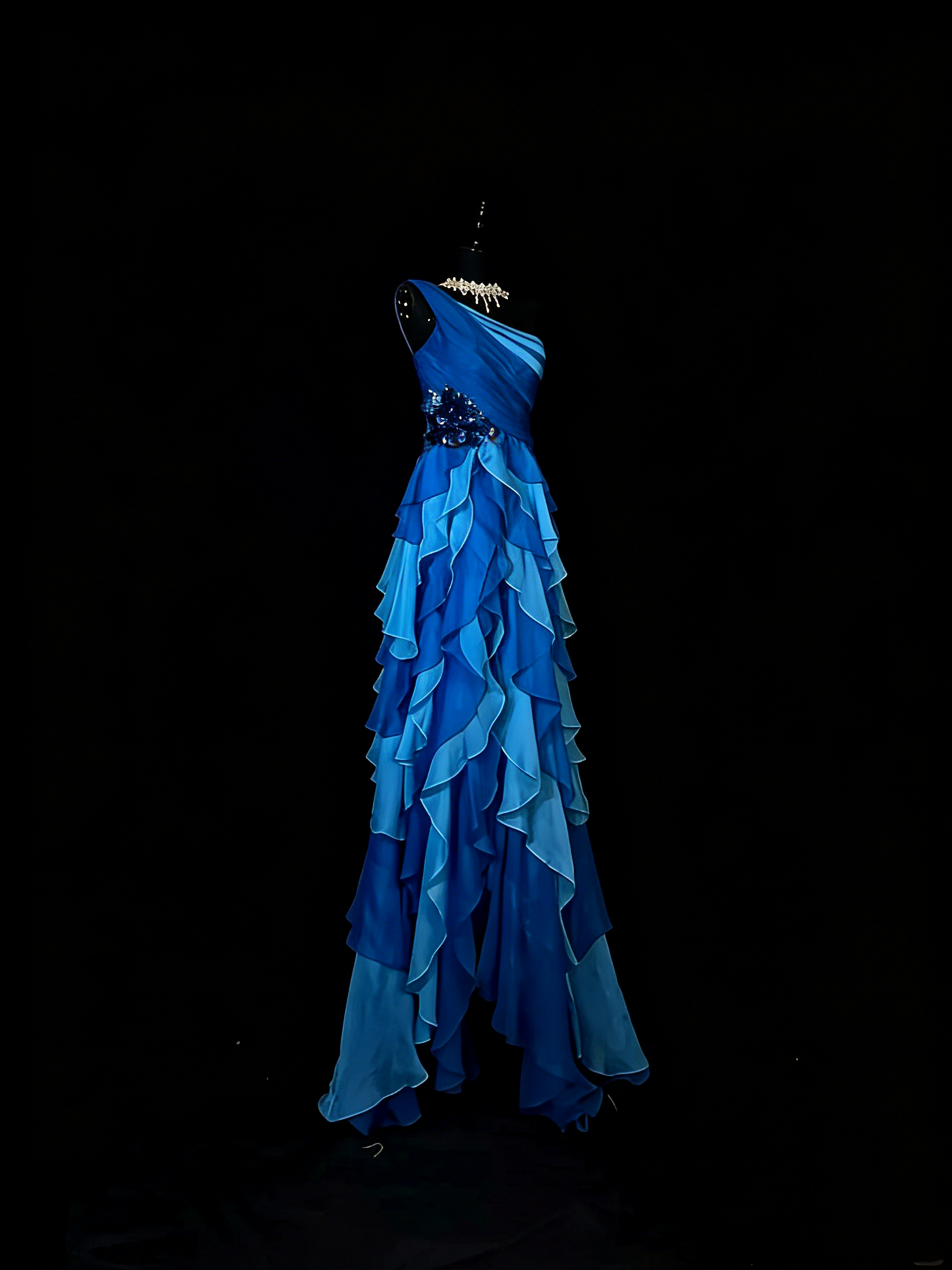 Robe de bal longue asymétrique en mousseline bleu roi, coupe trapèze, style années 50, à volants, idéale pour une soirée ou un anniversaire (N967).