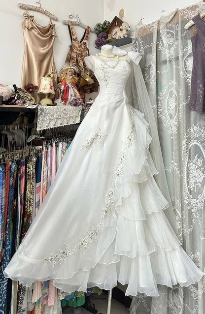 Wunderschönes, weißes, gestuftes Ballkleid – Inspiration für trendige Abendkleider – formelles Ballkleid N1211