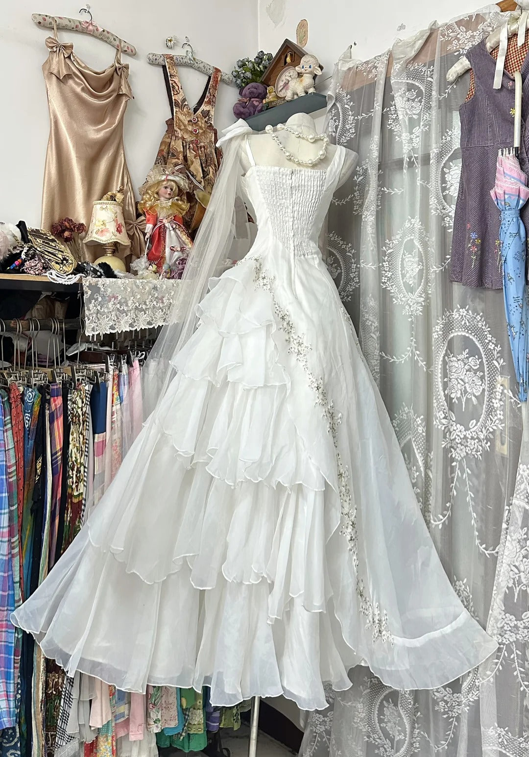 Wunderschönes, weißes, gestuftes Ballkleid – Inspiration für trendige Abendkleider – formelles Ballkleid N1211