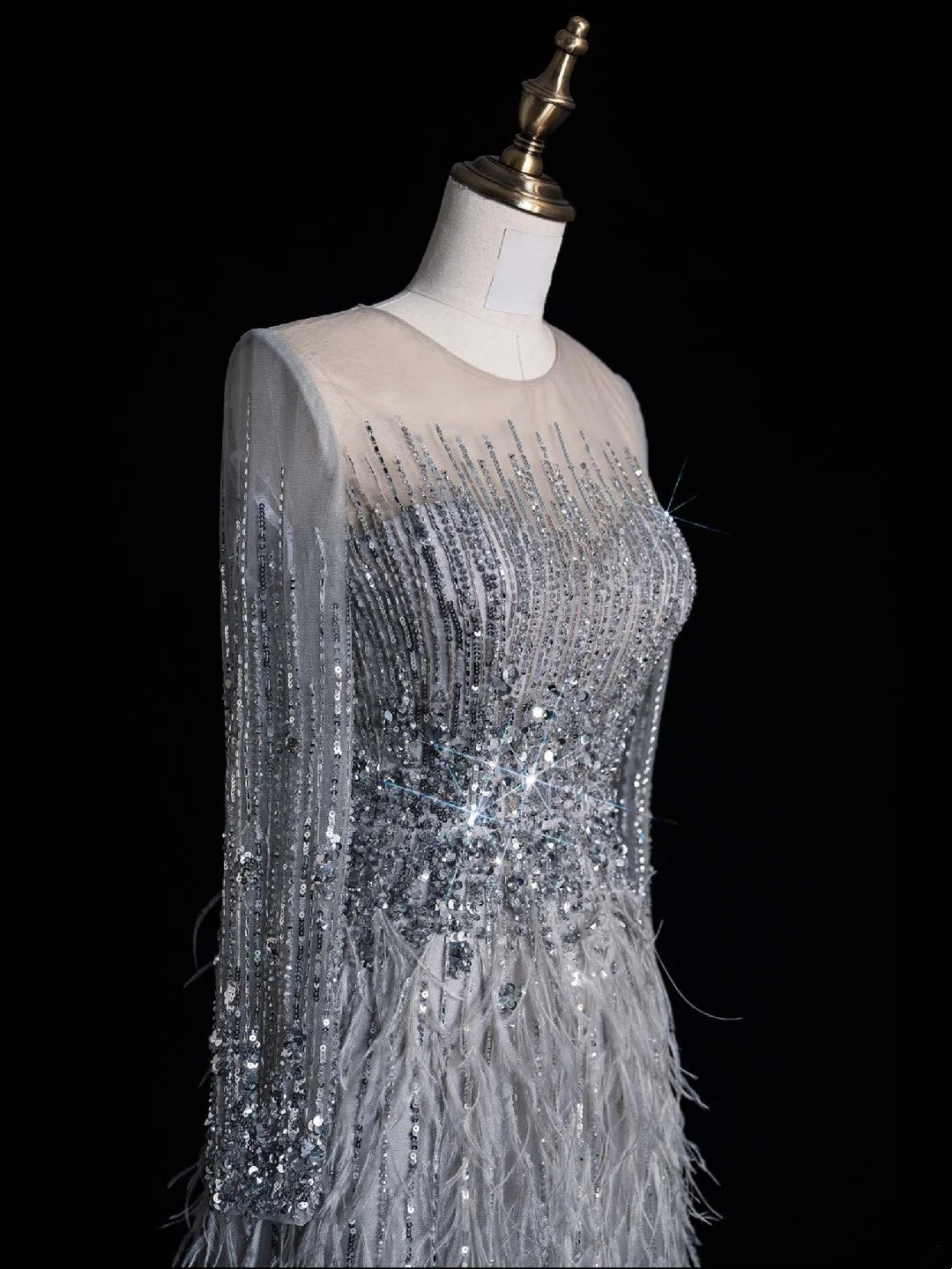 Elegantes, a-Linien-Kleid mit Rundhalsausschnitt, silbergrau mit Federn, langes Ballkleid/Abschlusskleid N1210