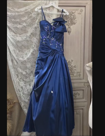 Robe de bal vintage années 90, coupe trapèze, une épaule, satin bleu marine orné de perles, robe de soirée longue AS021