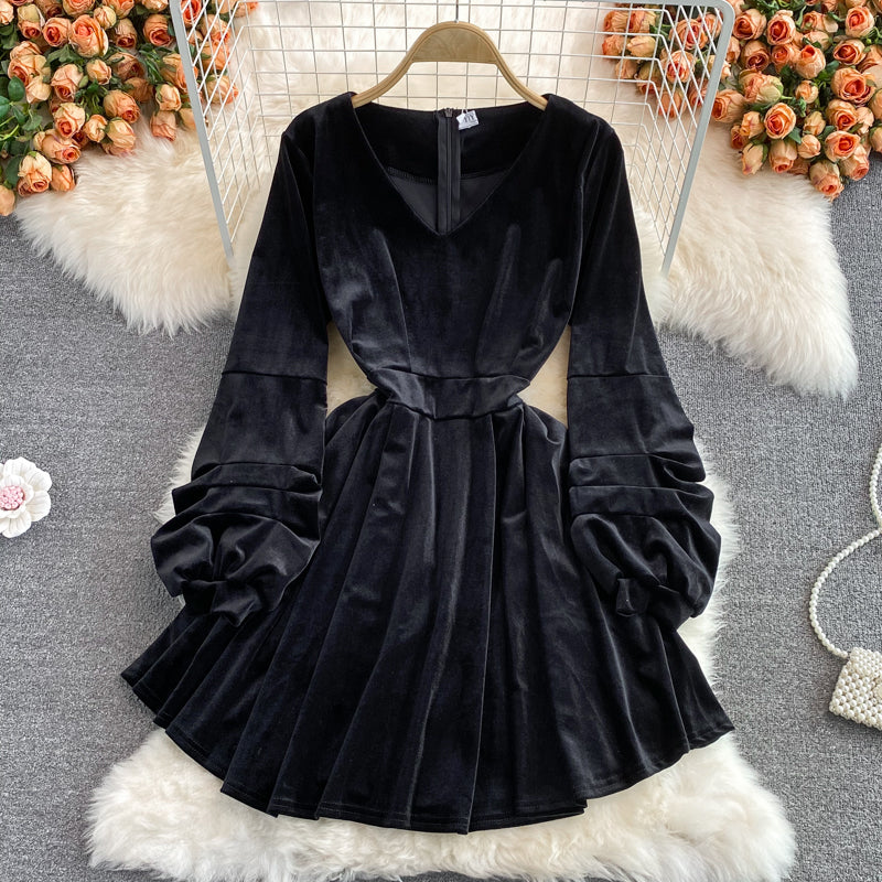 Robe courte noire à col en V, robe tendance noire RF0326