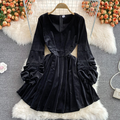 Robe courte noire à col en V, robe tendance noire RF0326