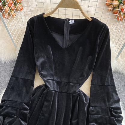 Robe courte noire à col en V, robe tendance noire RF0326