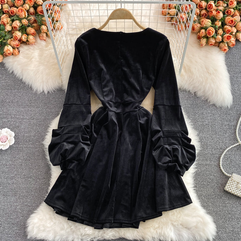 Robe courte noire à col en V, robe tendance noire RF0326