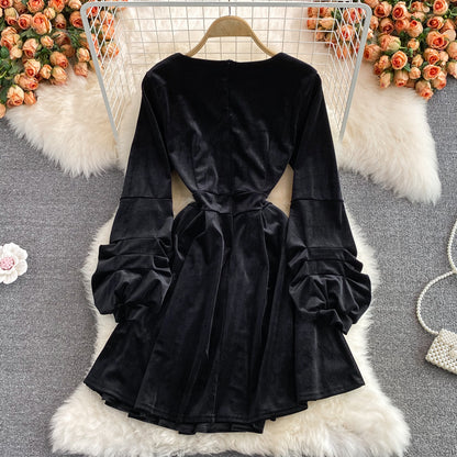Robe courte noire à col en V, robe tendance noire RF0326