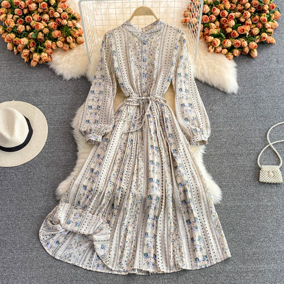 Robe élégante à manches longues et motif floral, coupe trapèze, plissée, RF0285