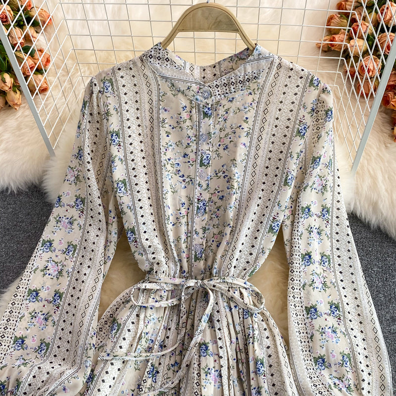 Robe élégante à manches longues et motif floral, coupe trapèze, plissée, RF0285