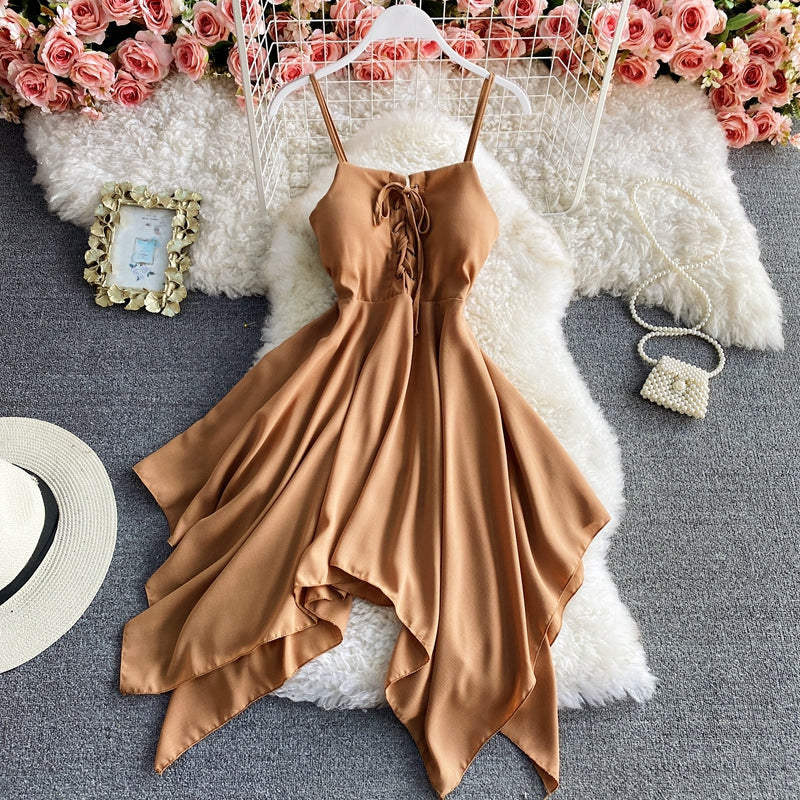 Charmantes, sexy Neckholder-Kleid mit hoher Taille und unregelmäßigem Schnitt RF0273