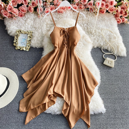 Charmantes, sexy Neckholder-Kleid mit hoher Taille und unregelmäßigem Schnitt RF0273
