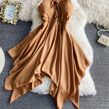 Charmantes, sexy Neckholder-Kleid mit hoher Taille und unregelmäßigem Schnitt RF0273