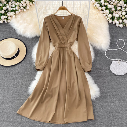 Einfaches Langarmkleid mit V-Ausschnitt, modisches Kleid RF0206