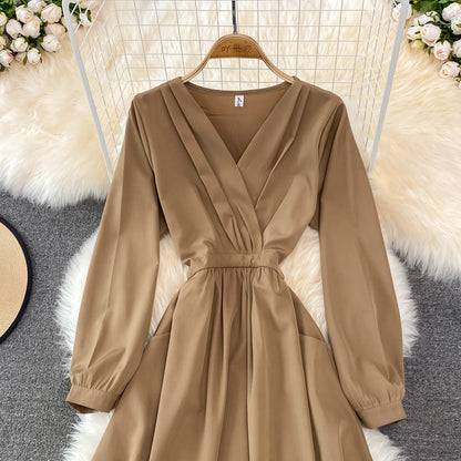 Einfaches Langarmkleid mit V-Ausschnitt, modisches Kleid RF0206