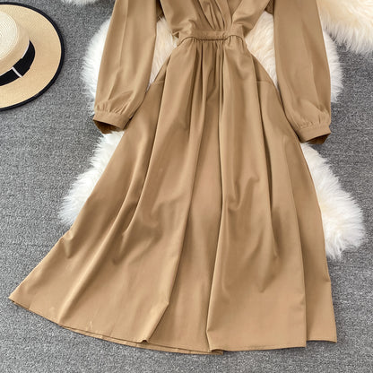 Einfaches Langarmkleid mit V-Ausschnitt, modisches Kleid RF0206