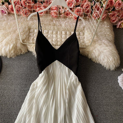 Robe trapèze noire et blanche à col en V et à la mode RF0169