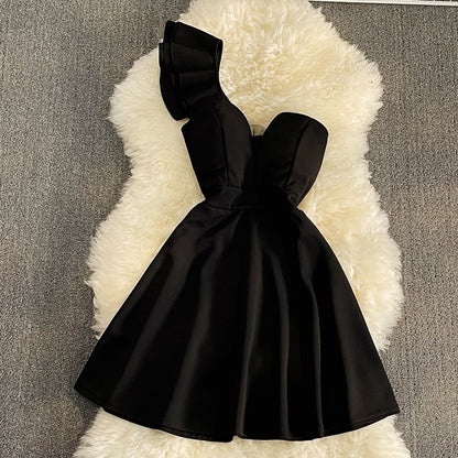 Robe courte trapèze mignonne à une épaule RF0168