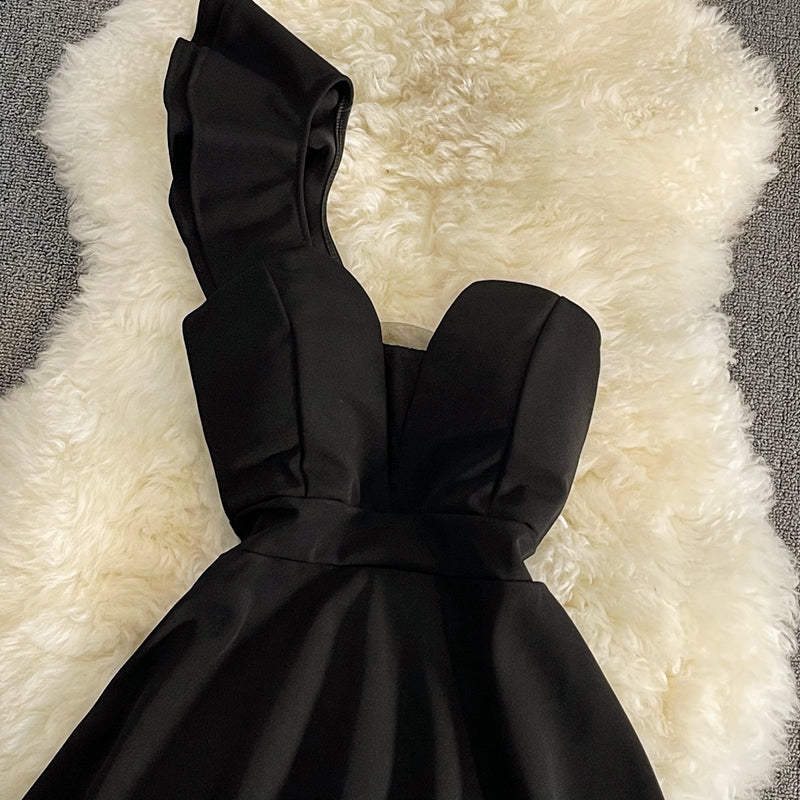 Robe courte trapèze mignonne à une épaule RF0168