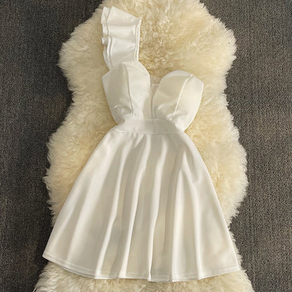 Robe courte trapèze mignonne à une épaule RF0168