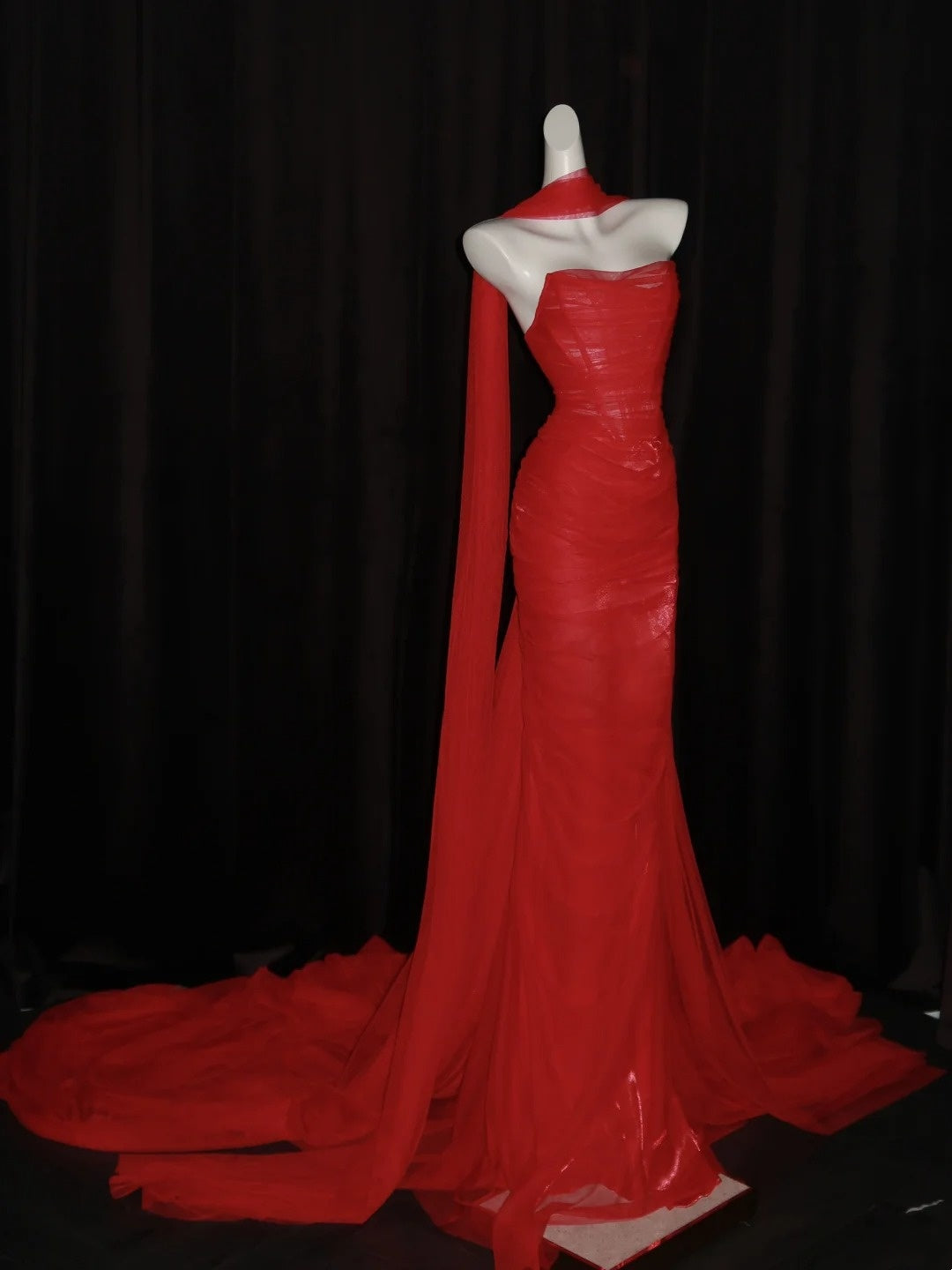 Atemberaubendes, langes Meerjungfrauen-Abendkleid aus rotem Tüll mit Schal und Herzausschnitt – Inspiration für Prinzessinnen-Abschlusskleider N1087