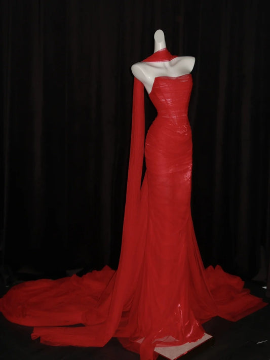 Atemberaubendes, langes Meerjungfrauen-Abendkleid aus rotem Tüll mit Schal und Herzausschnitt – Inspiration für Prinzessinnen-Abschlusskleider N1087
