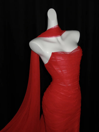 Atemberaubendes, langes Meerjungfrauen-Abendkleid aus rotem Tüll mit Schal und Herzausschnitt – Inspiration für Prinzessinnen-Abschlusskleider N1087