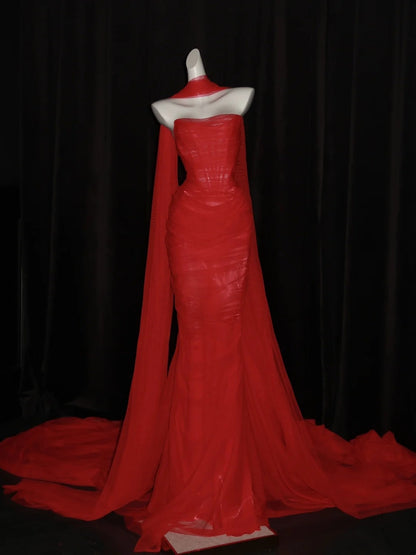 Atemberaubendes, langes Meerjungfrauen-Abendkleid aus rotem Tüll mit Schal und Herzausschnitt – Inspiration für Prinzessinnen-Abschlusskleider N1087