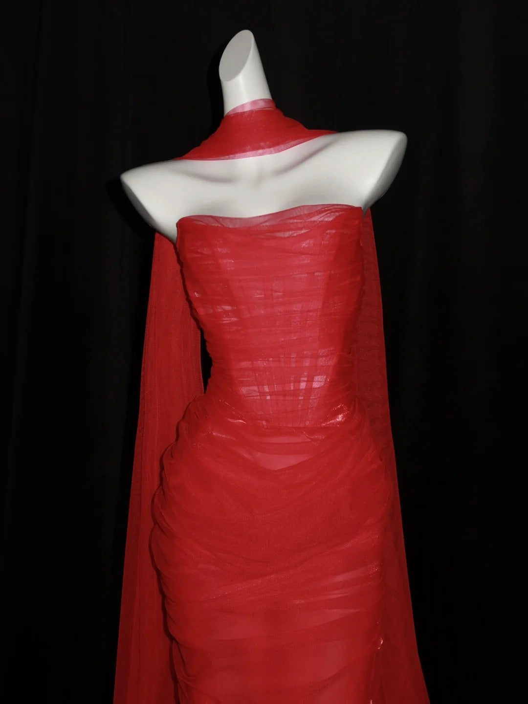 Atemberaubendes, langes Meerjungfrauen-Abendkleid aus rotem Tüll mit Schal und Herzausschnitt – Inspiration für Prinzessinnen-Abschlusskleider N1087
