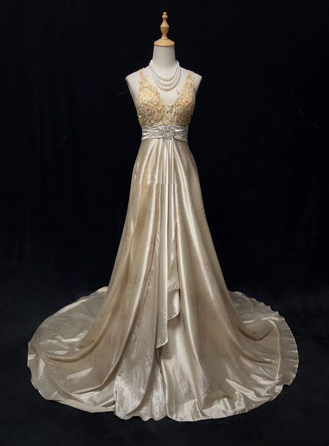 Belles Robes de Bal Inspiration Coupe Trapèze Licou Satin Champagne avec Dentelle Longue Robe de Soirée Femme N3198