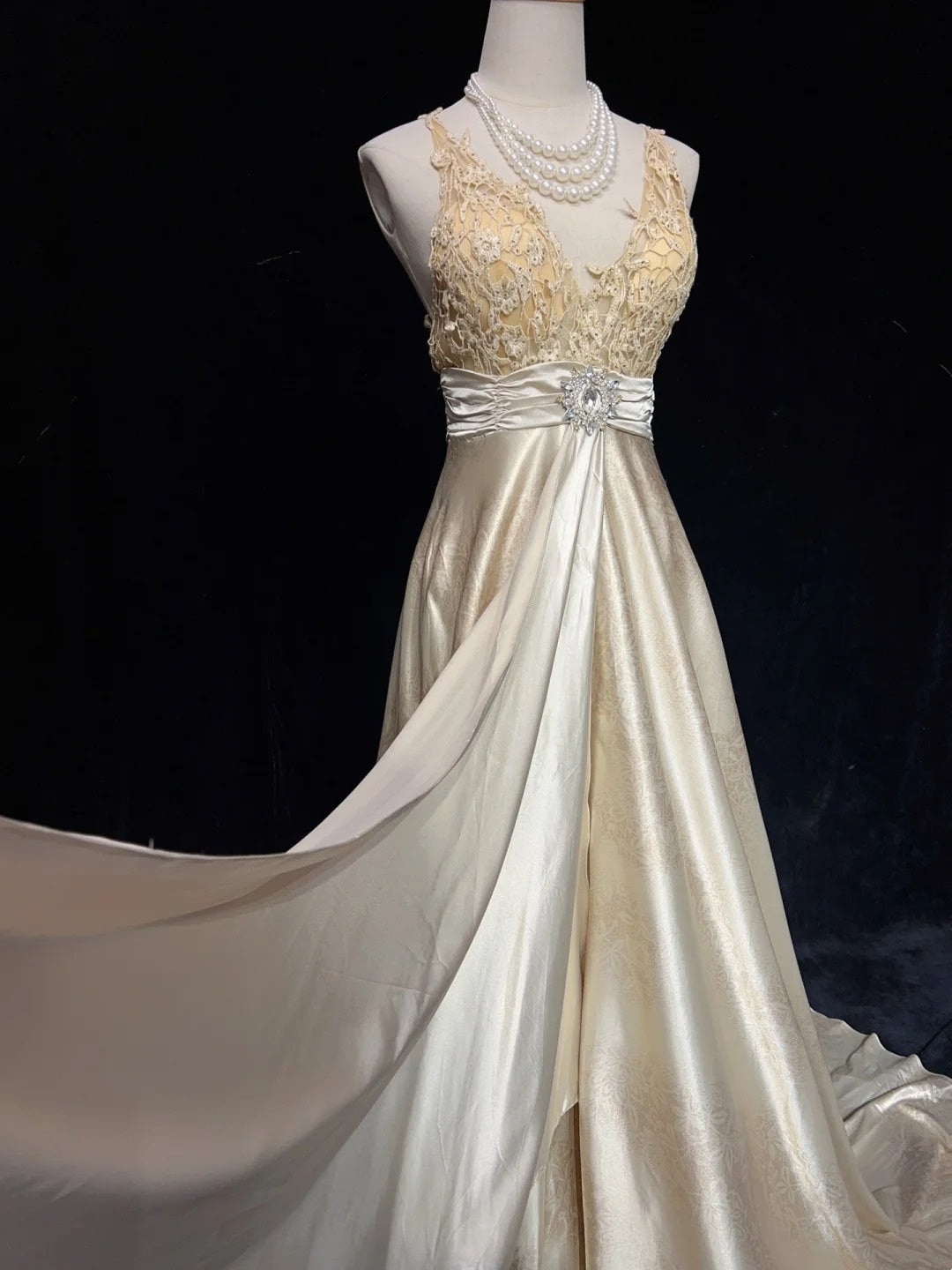 Belles Robes de Bal Inspiration Coupe Trapèze Licou Satin Champagne avec Dentelle Longue Robe de Soirée Femme N3198