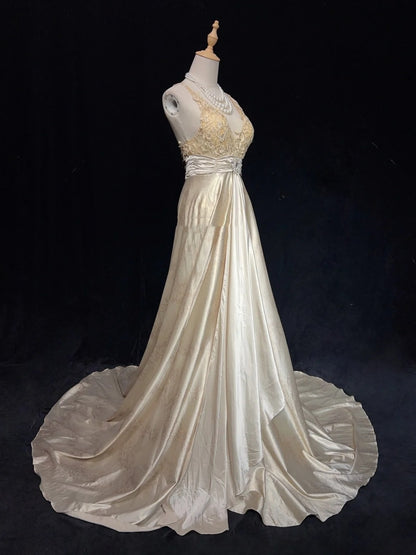 Belles Robes de Bal Inspiration Coupe Trapèze Licou Satin Champagne avec Dentelle Longue Robe de Soirée Femme N3198