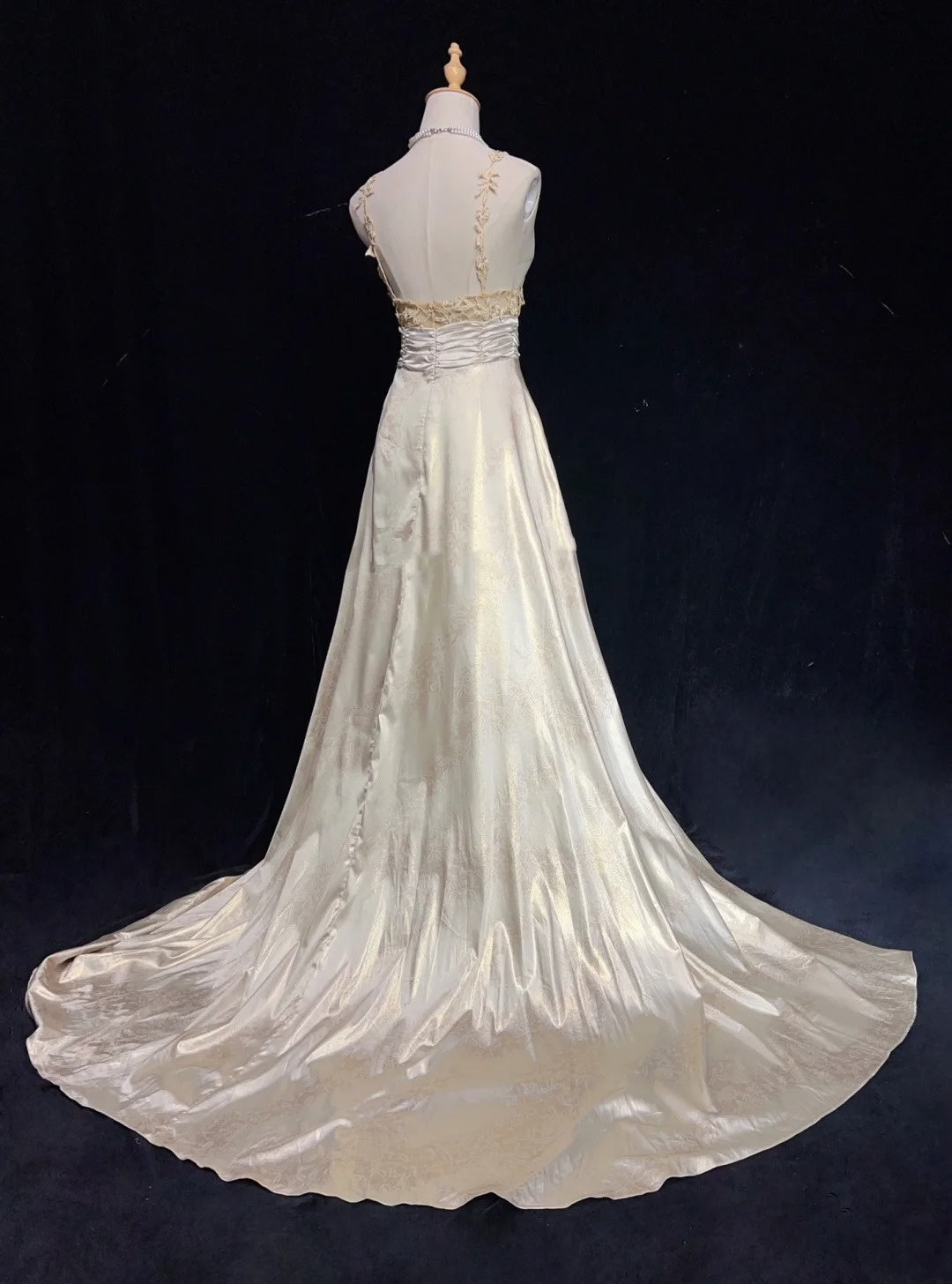Belles Robes de Bal Inspiration Coupe Trapèze Licou Satin Champagne avec Dentelle Longue Robe de Soirée Femme N3198