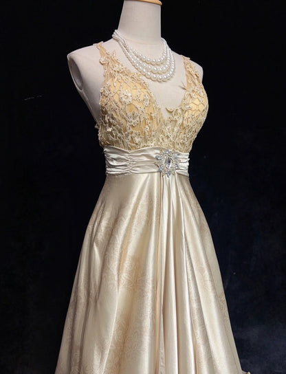 Belles Robes de Bal Inspiration Coupe Trapèze Licou Satin Champagne avec Dentelle Longue Robe de Soirée Femme N3198