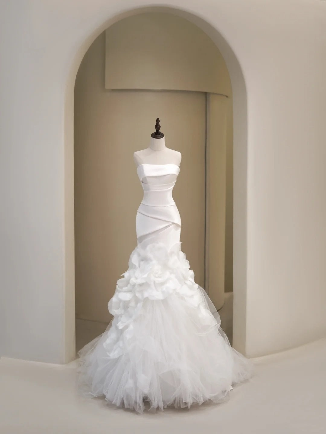 Schlichtes Brautkleid im Meerjungfrauenstil, trägerlos, weiß, ärmellos, plissiert, figurbetont, N229