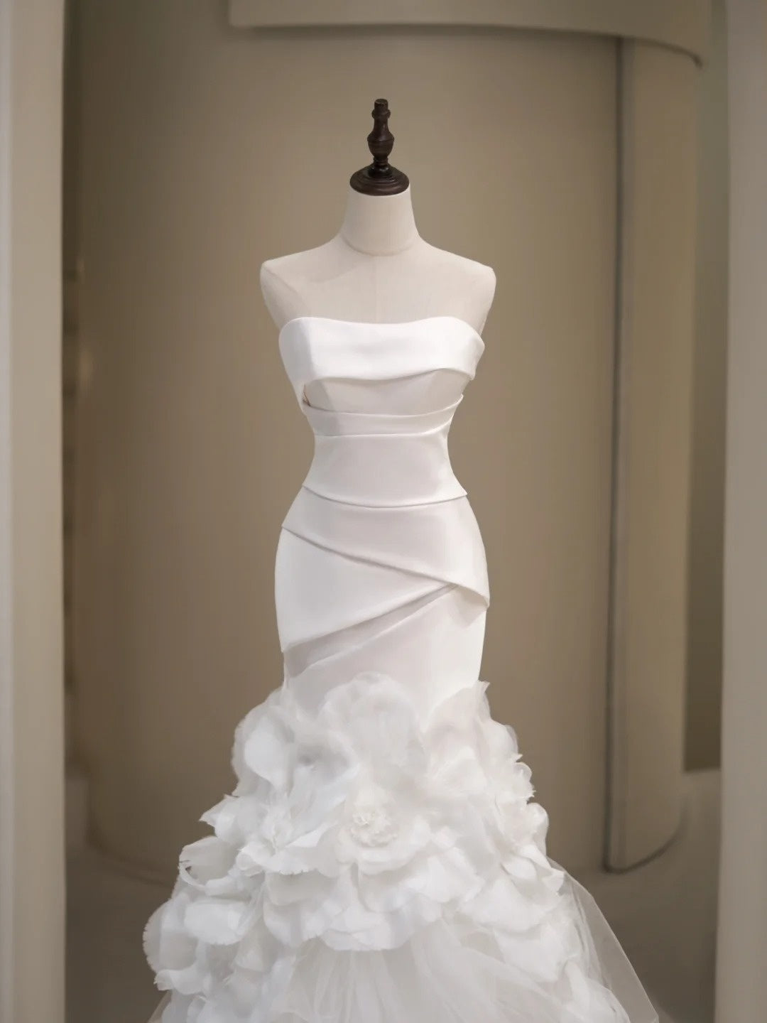 Schlichtes Brautkleid im Meerjungfrauenstil, trägerlos, weiß, ärmellos, plissiert, figurbetont, N229