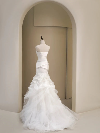 Schlichtes Brautkleid im Meerjungfrauenstil, trägerlos, weiß, ärmellos, plissiert, figurbetont, N229