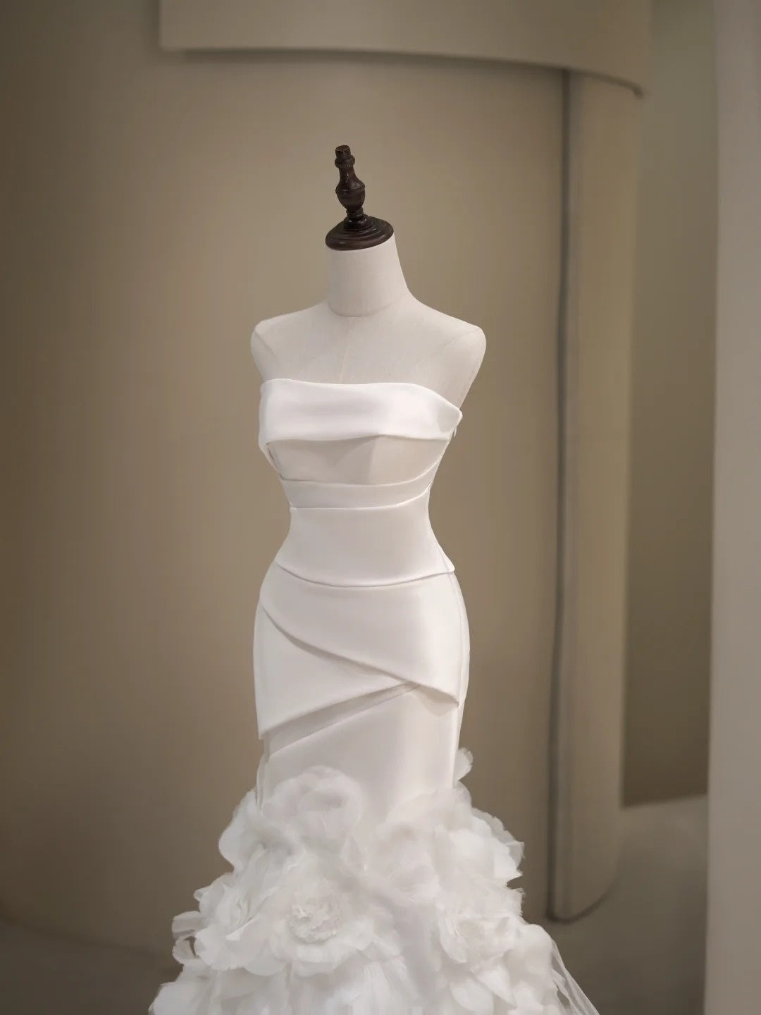 Schlichtes Brautkleid im Meerjungfrauenstil, trägerlos, weiß, ärmellos, plissiert, figurbetont, N229