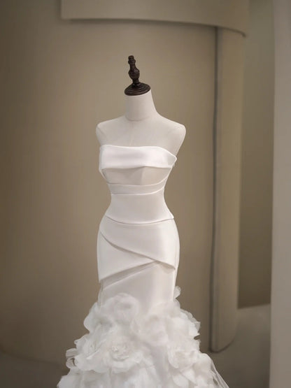 Schlichtes Brautkleid im Meerjungfrauenstil, trägerlos, weiß, ärmellos, plissiert, figurbetont, N229