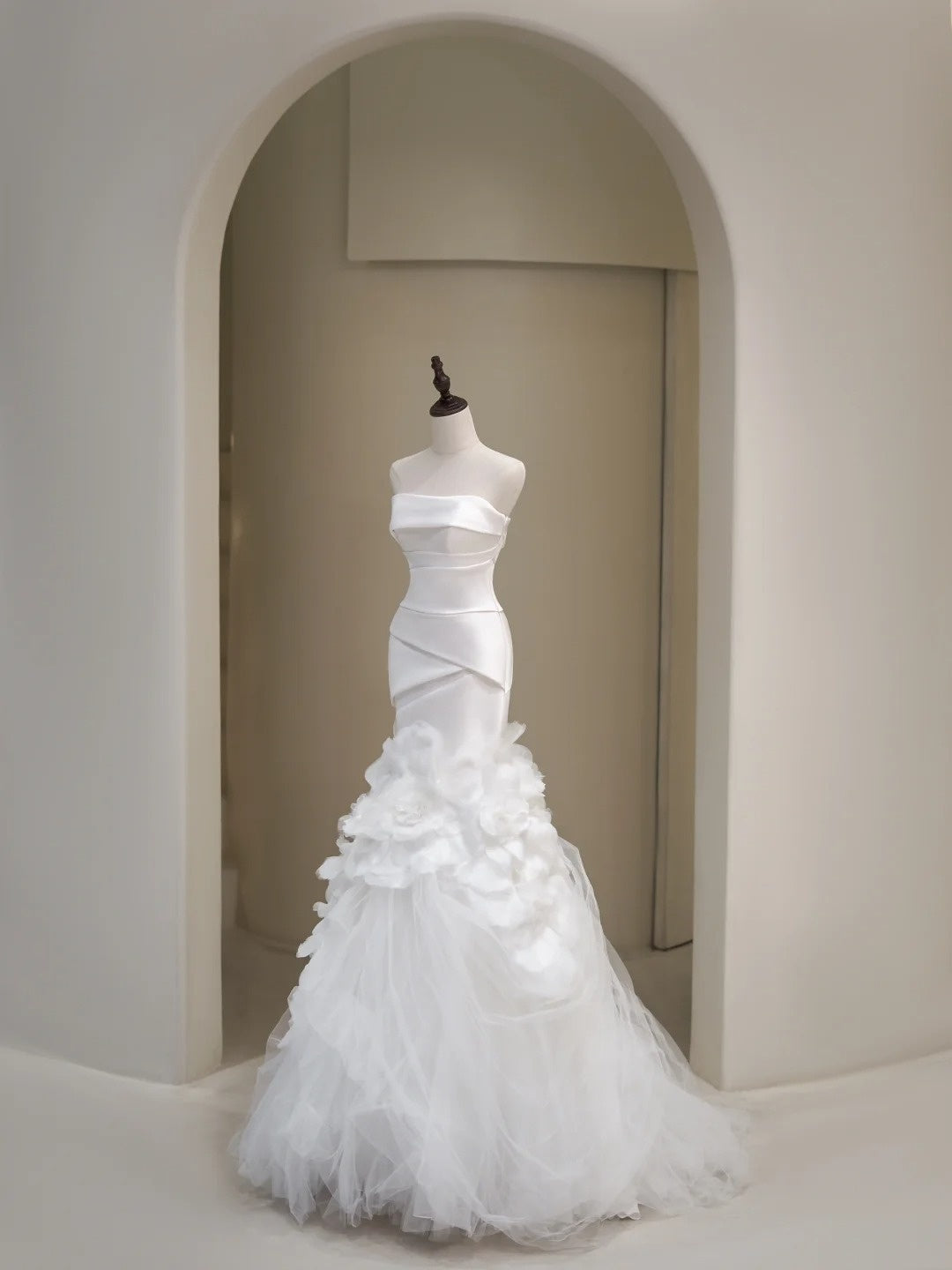 Schlichtes Brautkleid im Meerjungfrauenstil, trägerlos, weiß, ärmellos, plissiert, figurbetont, N229