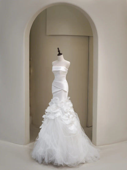 Schlichtes Brautkleid im Meerjungfrauenstil, trägerlos, weiß, ärmellos, plissiert, figurbetont, N229
