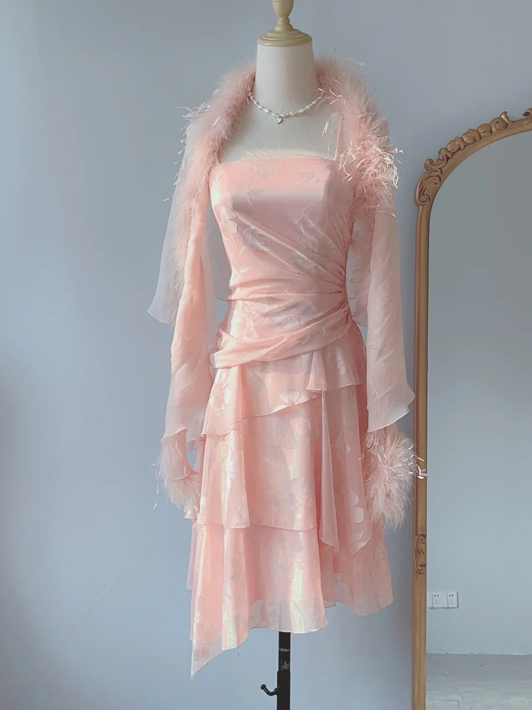 Modeste Robe de Sirène Bretelles Fines Rose Poudré Longueur Genou Tenues de Printemps Été Robes d'Invitée de Mariage RB3236