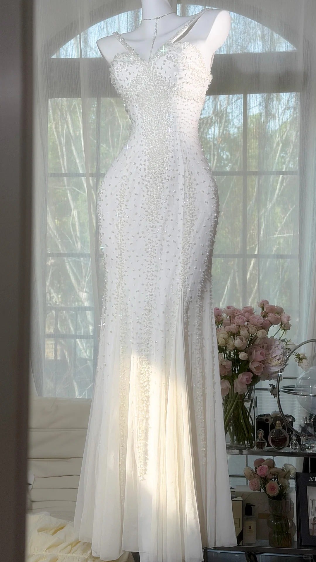 Bescheidene Meerjungfrauen-Abschlussballkleider Neckholder Weißer Chiffon mit Perlenstickerei Bodenlang Abendoutfits N3528