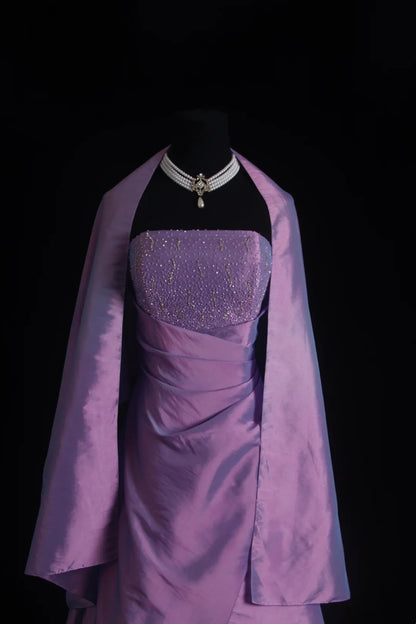 Vintage Ballkleid Trägerlos Lila Mit Perlenbesatz Cape Bodenlang Abschlussballkleider Inspo Abendoutfits RB4340